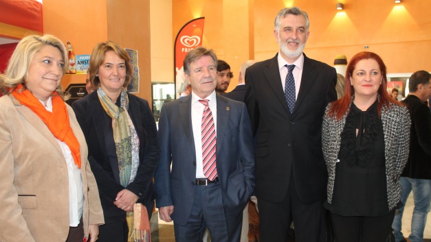 El presidente de la Asociación de Chiringuitos con representantes municipales de la comarca.